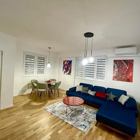 Short Apartment *