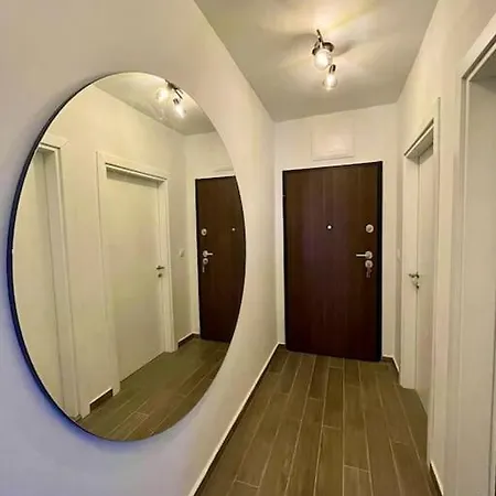Short Apartment *